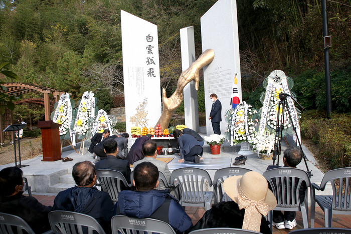 지난 25일 삼계근린공원에서 한국전쟁 전후 민간인 희생자를 추모하고 유가족을 위로하기 위한 제5회 합동추모제를 개최하고 있다. ⓒ김해시