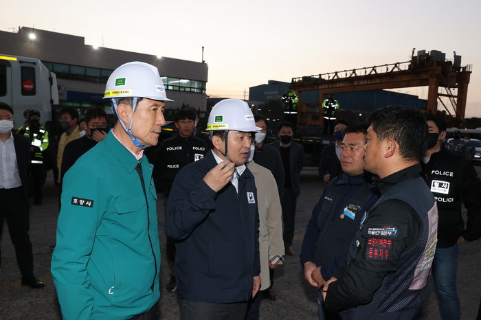 이강덕 포항시장(사진 왼쪽)과 원희룡 국토교통부 장관이 포항지역 화물차주들과 만나 대화를 하고 있다.(사진=포항시)
