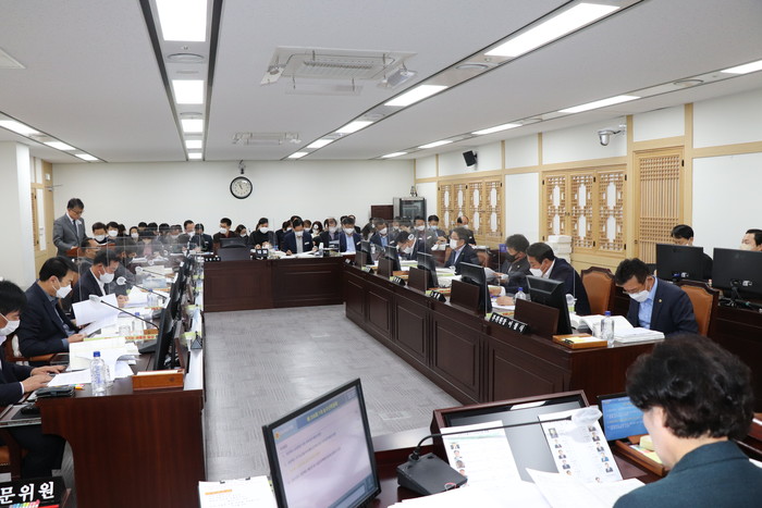 28일 경북도의회 농수산위원회가 ‘2023년도 세입·세출 예산안’을 심사하고 있다.(사진=경북도의회)
