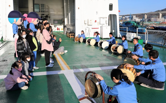 목포해경 사물놀이 어영차가 목포해경 3009함 헬기데크에서 공연을 실시하고 있다.