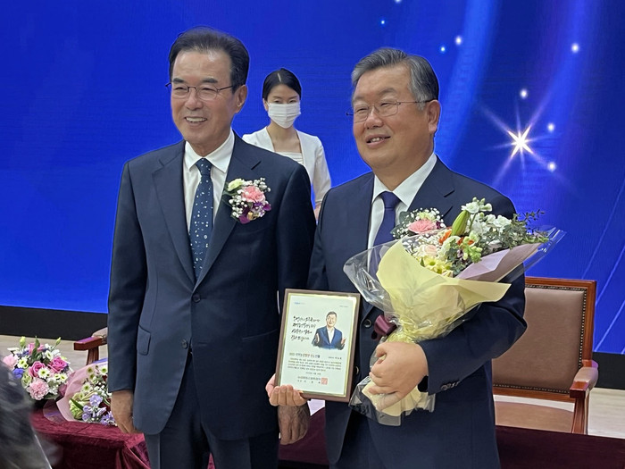 박일호 밀양시장이 29일 농협중앙회에서 수여하는 2022년 지역농업발전 선도인상을 수상하고 활짝 웃고 있다. ⓒ밀양시