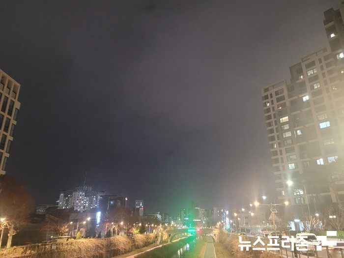 서울에서 눈이 새미하게 내리고 있는 모습 ⓒ 뉴스프리존
