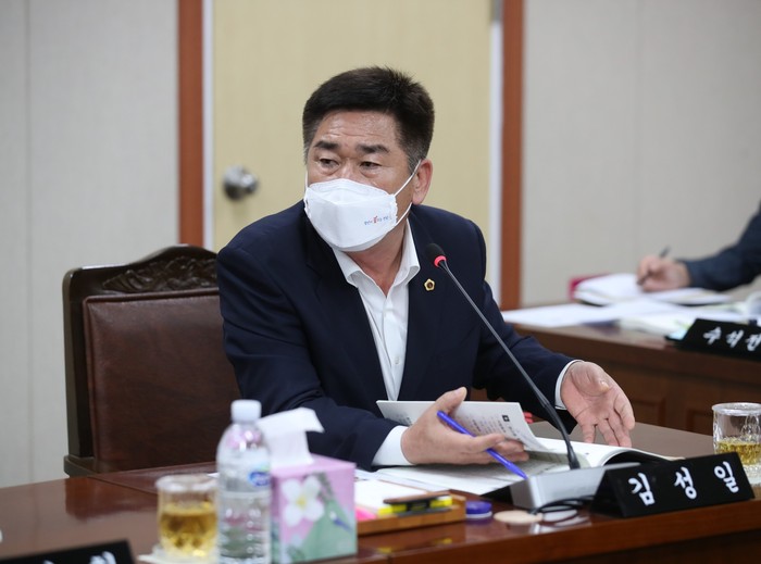 ‘전라남도 사회적농업 육성 및 지원 조례안’을 대표 발의하고 있는 김성일 의원