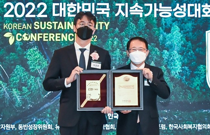 (왼쪽부터) KCC 김상준 상무와 한국표준협회 강명수 회장이 기념사진을 촬영하고 있다. (사진=KCC)