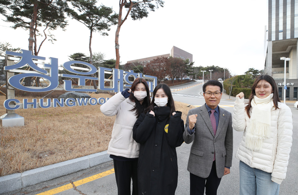 김덕배 의원이 청운대 학생을 만나 응원하고 있다.(사진=홍성군의회)