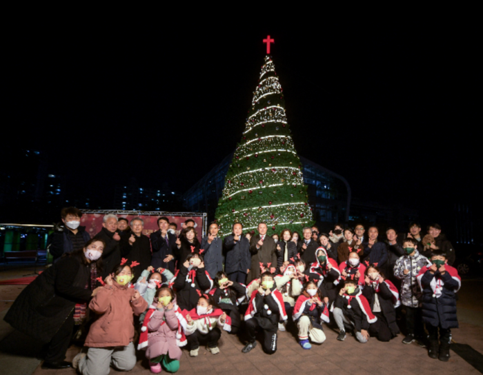 1일에 오산시청 광장에 대형 크리스마스 트리를 설치하고 점등행사를 가졌다.(사진=오산시)