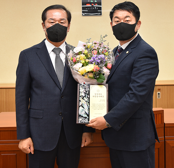 경산시의회 윤기현 의원(오른쪽)이 '2022년 경북도 의정봉사대상'을 수상하고 기념촬영을 하고 있다.(사진=경산시의회)