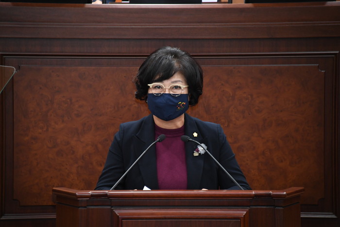 허윤옥 의원이 지난 2일 김해시의회 본회의에서 5분 자유발언을 하고 있다. ⓒ김해시의회