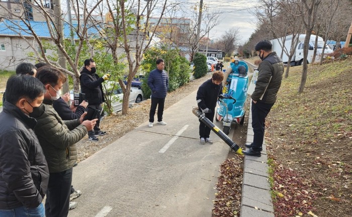 포항시 관계자들이 덕수공원 앞 철길숲에서 '전기진공 도로청소기'를 시연하고 있다.(사진=포항시)