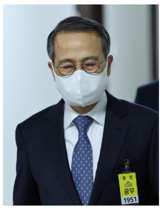 김규현 국정원장이 24일 국회에서 열린 정보위 전체회의에 참석하기 위해 이동하고 있다.