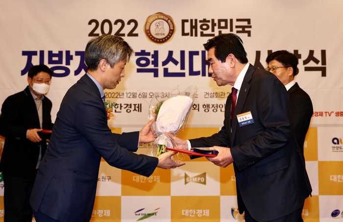 김동일 보령시장이 지자체장에게 주어지는 최고 혁신 단체장 상을 수상했다.(사진= 보령시청)