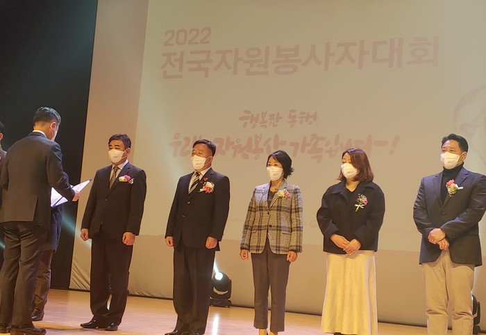 광양제철소 유인섭 과장(오른쪽에서 5번째)이 진정성 어린 자원봉사로 지역사회에 기여한 공로를 인정받아 대한민국 자원봉사대상 시상식에서 행정안전부 장관 표창을 수상했다.
