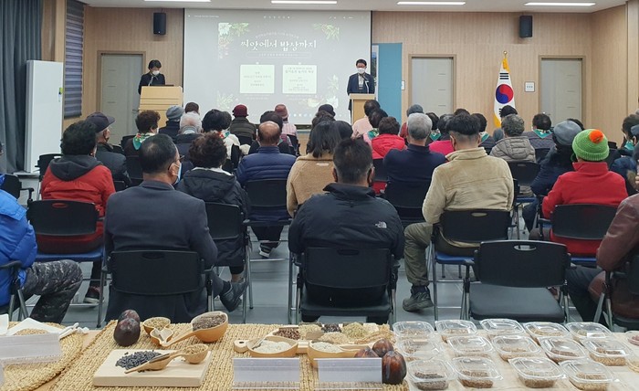 지난  7일  오후 고령군 덕곡행복센터에서 마을평생학습만들기사업 성과보고회를 개최하고 있다.(사진=고령군)