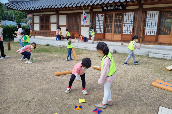 어린이들이 전통놀이를 체험하고 있다.(사진=대구한의대)