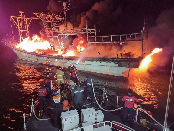 보령해경이 화재가 발생한 선박을 진압하고 있다.(사진= 보령해양경찰서)