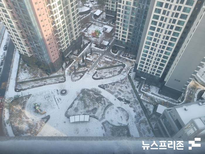 서울 아파트 사이로 눈이 녹지 않은 모습 ⓒ뉴스프리존