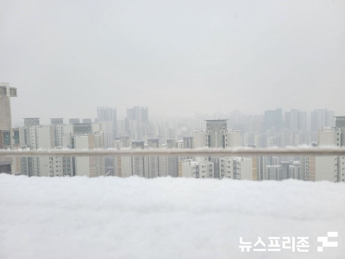 서울 아파트 사이로 눈이 쌓인 모습 ⓒ 뉴스프리존