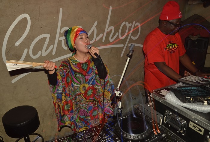 2013년 ‘레게-덥(Reggae-Dub) 뮤지션 매드프로페서의 내한 공연시 함께 한 공연 장면
