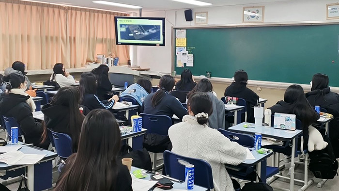 지난 12일, 서울시 서초구에 위치한 세화여자중학교 학생들이 금융 교육 강의를 시청하고 있다. (사진=흥국생명)