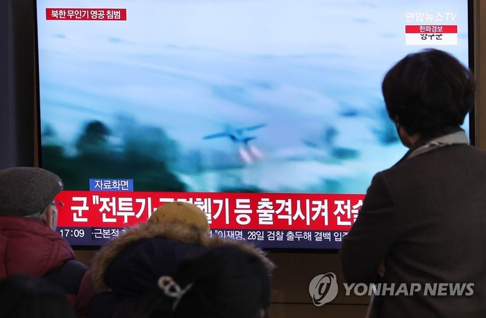 26일 서울역 대합실에서 시민들이 북한 무인기 영공 침범과 관련된 뉴스를 시청하고 있다.