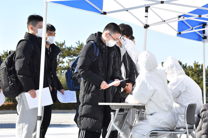 3일 해군사관학교에서 제81기 예비 사관생도들이 충무기초훈련 참가 전 PCR 검사를 하고 있다.(사진=해군사관학교)