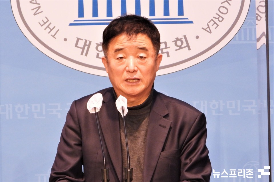 강득구 더불어민주당 의원이 5일 서울 여의도 국회 소통관에서 기자회견을 하고 있다. (사진=김정현 기자)