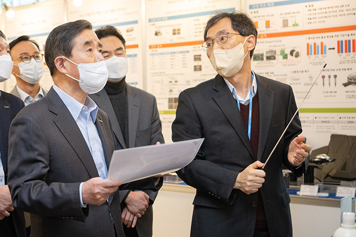 삼양홀딩스 김윤 회장이 '삼양 이노베이션 R&D페어'에서 R&D 전략 과제 전시를 살펴보고 있다. (사진=삼양홀딩스)