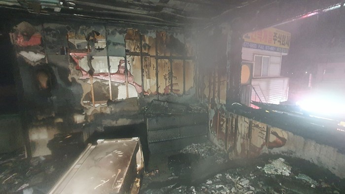 6일 오후 10시 23분쯤 충남 천안시 동남구 병천면의 한 2층짜리 상가주택에서 불이 났다.(사진=천안동남소방서)