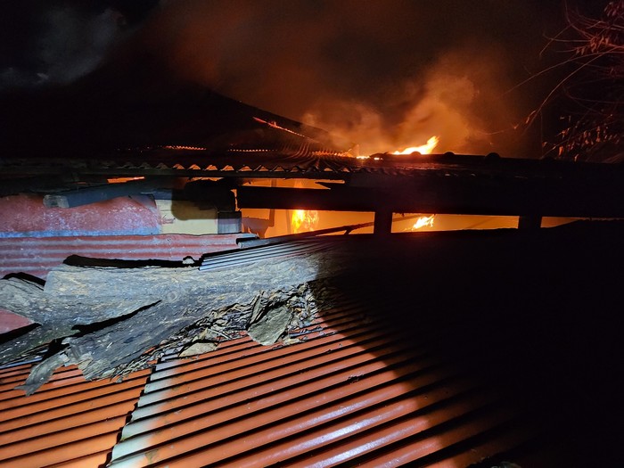 7일 오전 3시 44분쯤 충남 부여군 장암면 석동리 한 단독주택에서 불이 나 붉은 불길이 주택 건물로 번지고 있다.(사진=부여소방서)