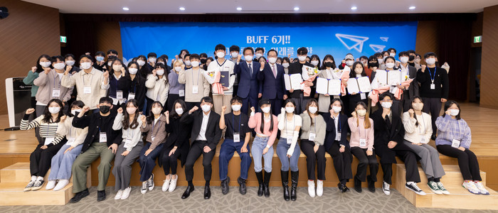 캠코 신흥식 부사장, BNK부산은행 박명철 부행장 및 BUFF 6기 대학생 80여 명이 수료식 기념촬영을 하고 있다. (사진=캠코)