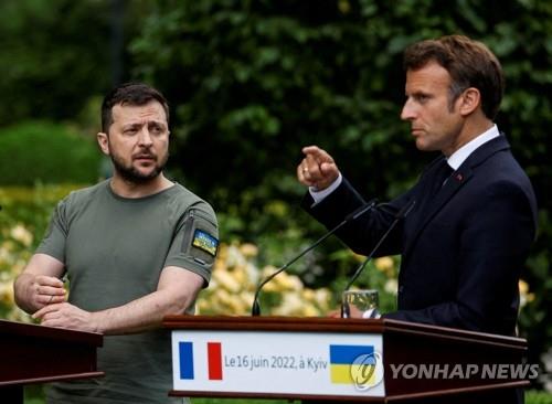 작년 6월 키이우에서 공동 기자회견을 한 마크롱 프랑스 대통령(오른쪽)과 젤렌스키 우크라이나 대통령