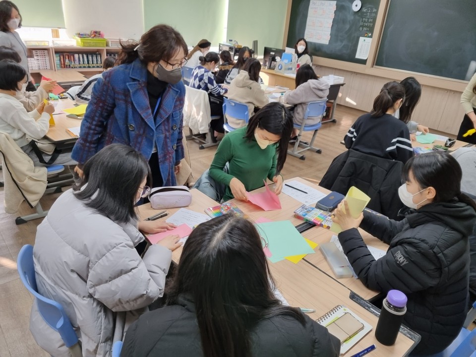 대전교육연수원이 1월 12일부터 오는 16일까지 3일간 중등 영어심화(출퇴근형) 연수생들과 대전여자중학교 학생 21명이 함께 하는 영어캠프를 운영한다.(사진=대전교육연수원)