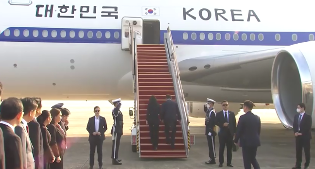해외 순방 길에 오르는 윤석열 대통령과 김건희 여사모습