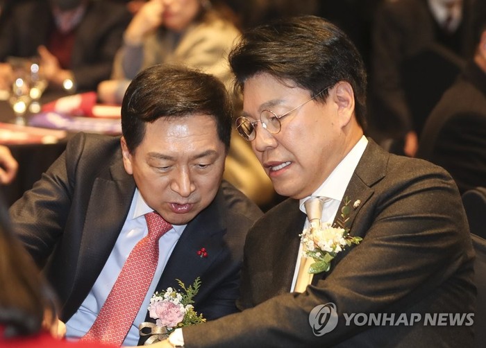 대화하는 장제원 의원과 김기현 의원