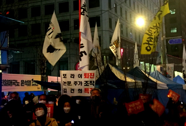 양희삼 위원장은 "우리 민족은 취미가 국난 극복이고 특기가 탄핵인 나라 아닌가"라며"박근혜 퇴진은 예행 연습이었다. 본편은 이제 진짜 시작이다. 함께 해 주시겠나"라고 제2의 촛불항쟁을 호소했다. 그는 "지난 10개월도 길었는데 올 해도 너무 길다"며 "올해 넘기지 맙시다. 상반기 안에 반드시 윤석열 퇴진시킵시다"라고 거듭 외쳤다. 사진=고승은 기자