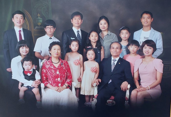 김진영 선생 칠순때 함께한 가족사진(우측2번째)