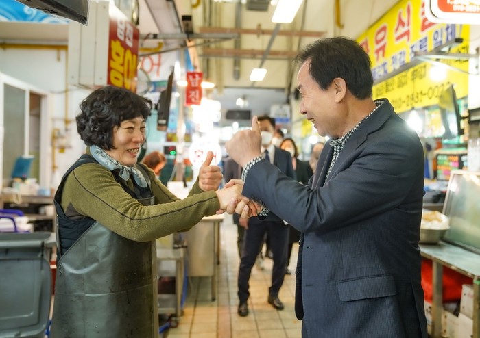 박홍률 목포시장이 설 명절 전통시장을 찾아 상인들과 덕담을 나누며 격려했다.(사진=목포시)