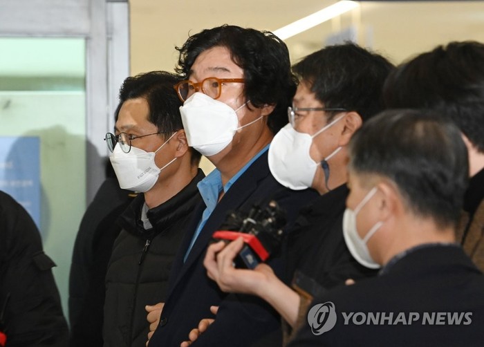 해외 도피 중 태국에서 붙잡힌 김성태 쌍방울 그룹 전 회장이 지난 17일 인천공항을 통해 귀국하고 있다