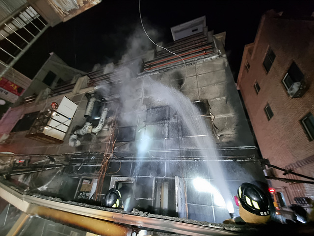 23일 오전 1시 5분쯤 충남 당진시 송앙읍 복운리 한 4층짜리 커피숍에서 불이 나 신고를 받고 출동한 소방관들이 화재를 진압하고 있다.(사진=당진소방서)
