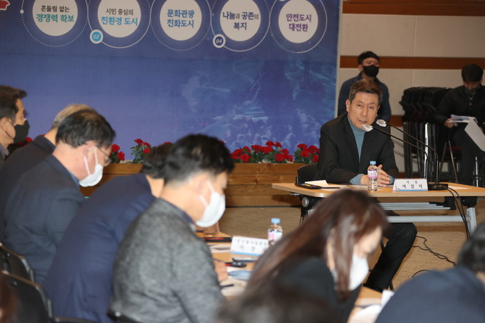 이강덕 포항시장이 25일 개최된 대책회의에서 신성장산업 확장을 위한 산업 용지 확보의 필요성을 역설하고 있다.(사진=포항시)