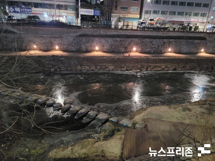 서울 청계천이 꽁꽁 얼어붙은 모습
