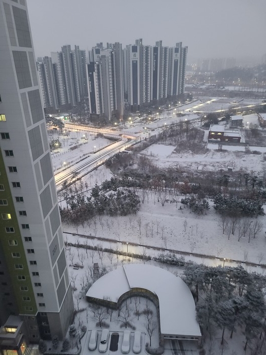 26일 오전 8시 현재 밤새 내린 눈으로 인천 남동구 서창동 도로 및 공원 등이 하얗게 물들어 있다.(사진=홍성규 기자) 