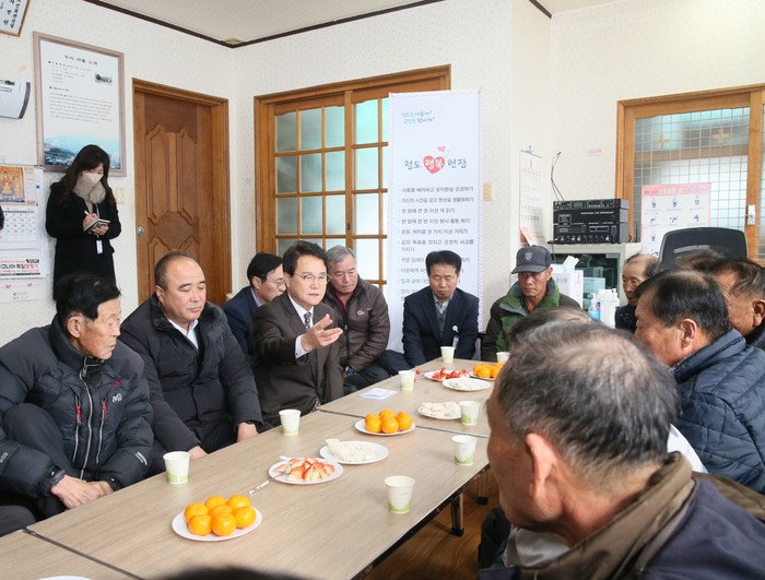 김하수 청도군수가 지역 경로당을 찾아 어르신들의 애로사항을 청취하고 있다.(사진=청도군)