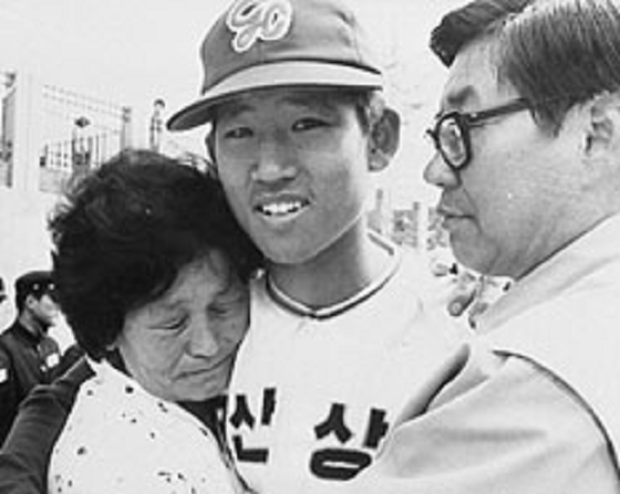 1984년 2월 군산상고 졸업식때 부모님과 함께한 조계현(중앙).