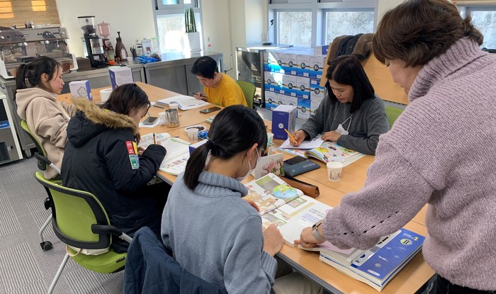 합천군가족센터가 결혼이민자를 대상으로 운영하고 있는 ‘한국어교실’ 교육 모습.(사진=합천군)