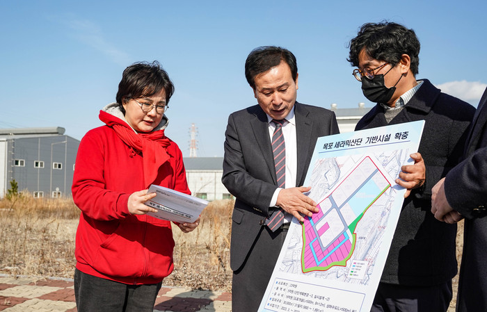 박홍률 목포시장(가운데)이 목포를 방문한 국민의힘 조수진 의원(왼쪽)에게 지역 현안사업을 설명하고 특별교부세 지원을 건의했다.(사진=목포시)