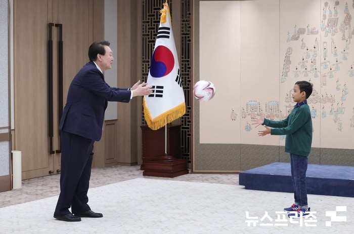 윤석열 대통령이 로타 소년에게 축구공을 던져 주고 있다.(사진=대통령실)