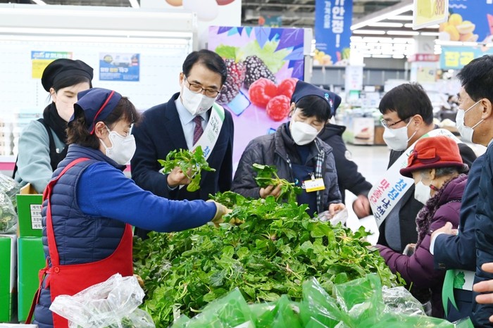 지난 1월 9일 서울 양재 농협 하나로마트에서 열린 남해군 시금치 보물초  특판 행사에 참여한 장충남 남해군수.(사진=남해군)