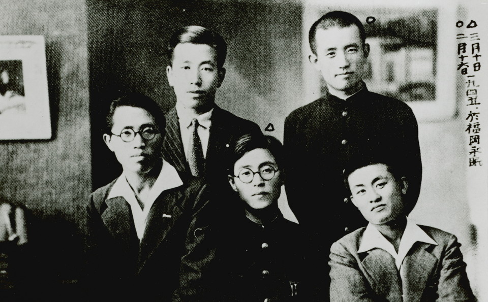 교토제국대학 시절 송몽규. 1942년 룽징에서 찍은 사진이다. 앞줄 가운데 위치하고 있으며, 뒷줄 오른쪽이 그의 고종사촌 윤동주이다(사진=독립기념관).