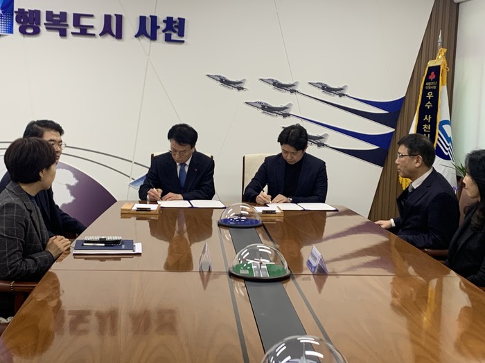 1일 박동식 사천시장이 한국공공컨설팅학회와일 맞춤형 항공우주산업 구축을 위한 업무협약서에 서명하고 있다.(사진=사천시)